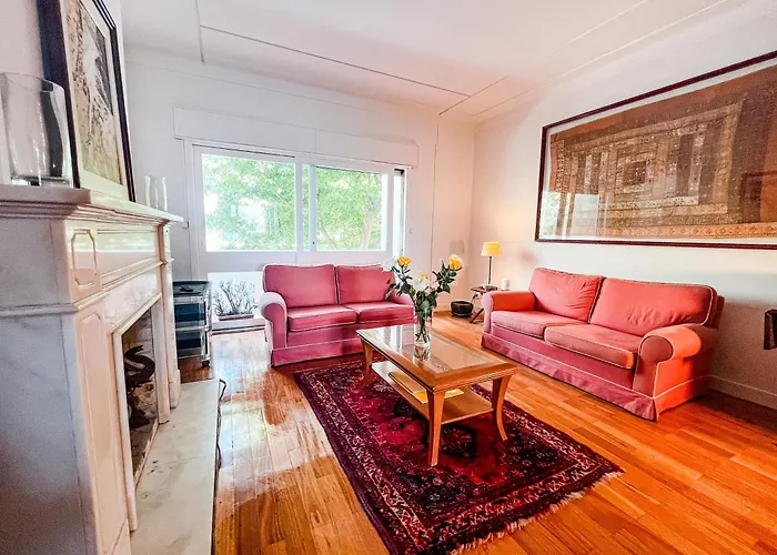 Spacious, Luxurious, And Charming Apartment In Premium Porto Location With Parking