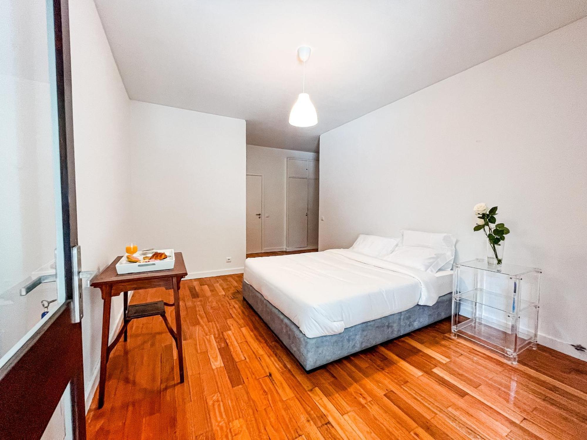 Spacious, Luxurious, And Charming In Premium Location With Parking Apartment Porto